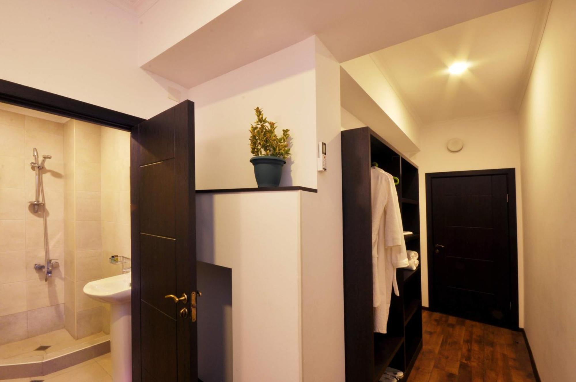Tbilisi Check In Hotel ภายนอก รูปภาพ